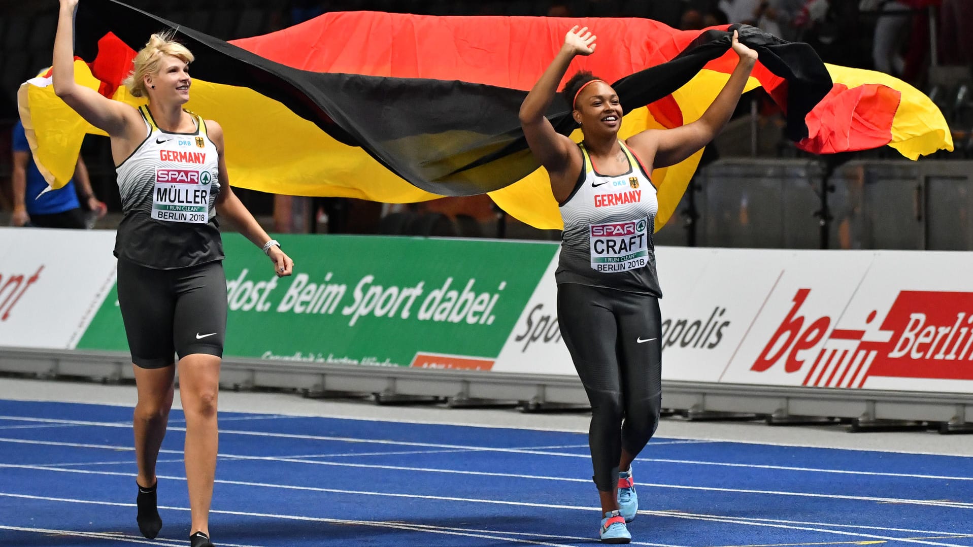 Verdienter Applaus nach starken Leistungen: Die deutschen Diskuswerferinnen Nadine Müller (l.) und Shanice Craft bei der Ehrenrunde im Berliner Olympiastadion.