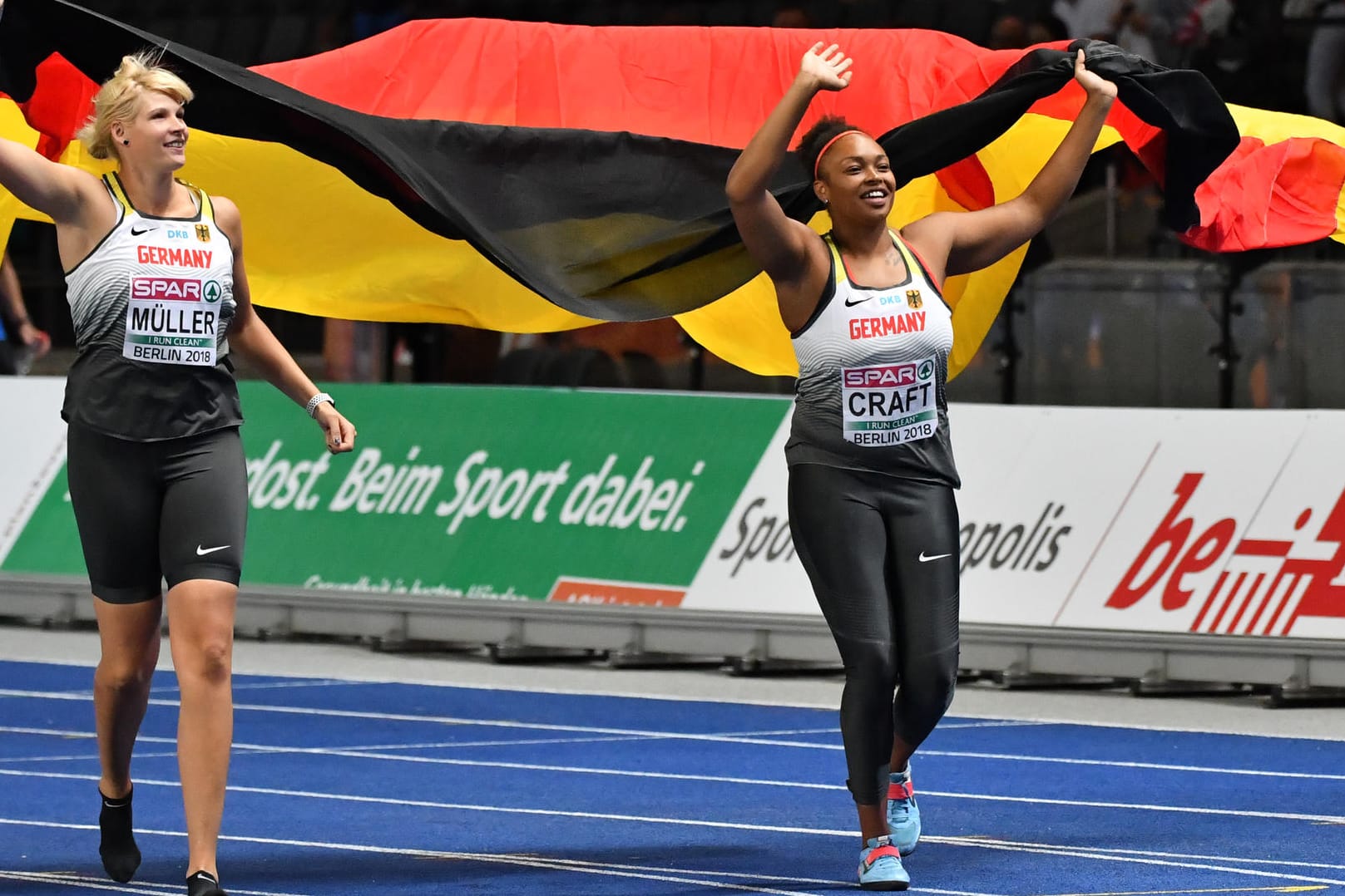 Verdienter Applaus nach starken Leistungen: Die deutschen Diskuswerferinnen Nadine Müller (l.) und Shanice Craft bei der Ehrenrunde im Berliner Olympiastadion.