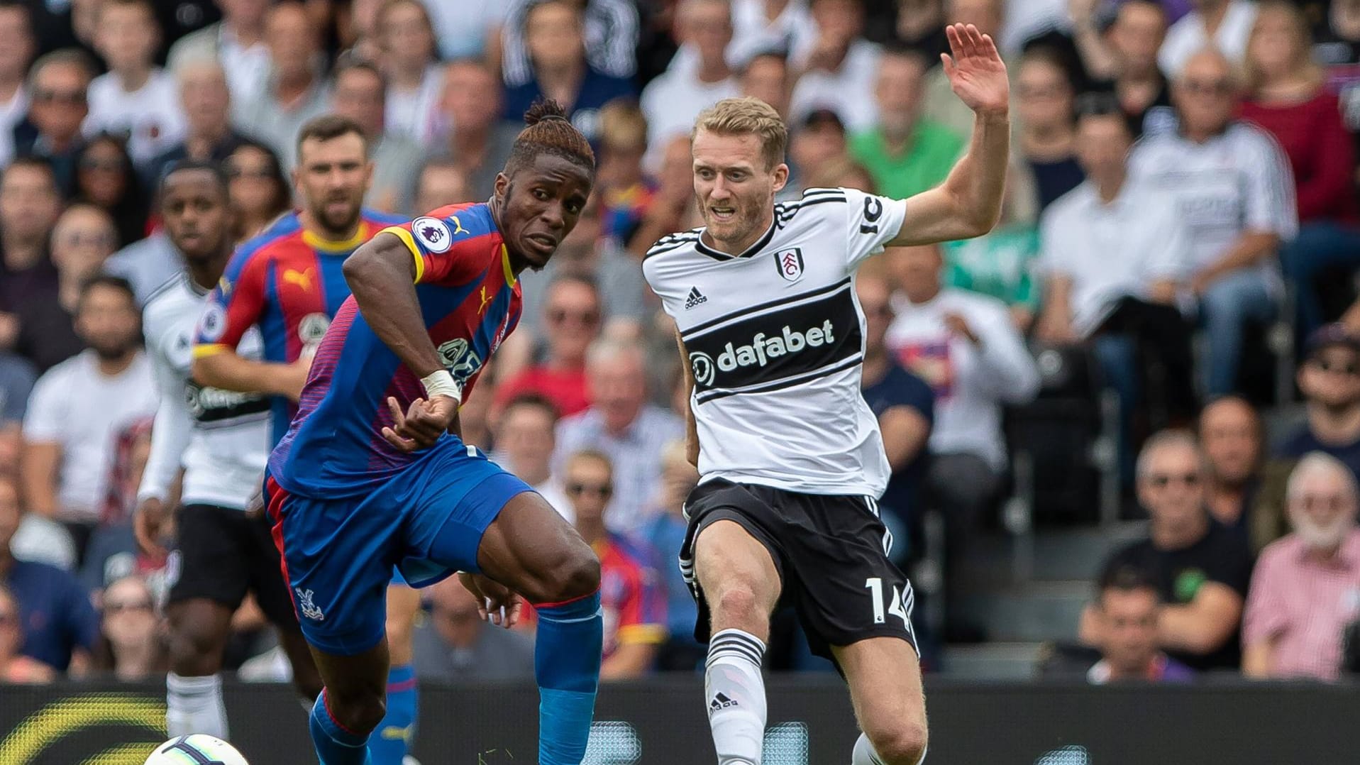 André Schürrle (rechts) im Duell mit Wilfried Zaha.