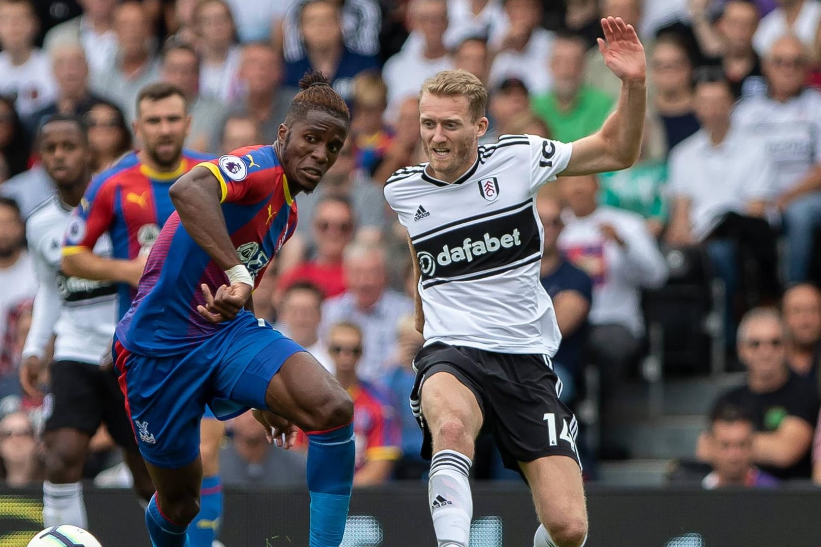 André Schürrle (rechts) im Duell mit Wilfried Zaha.