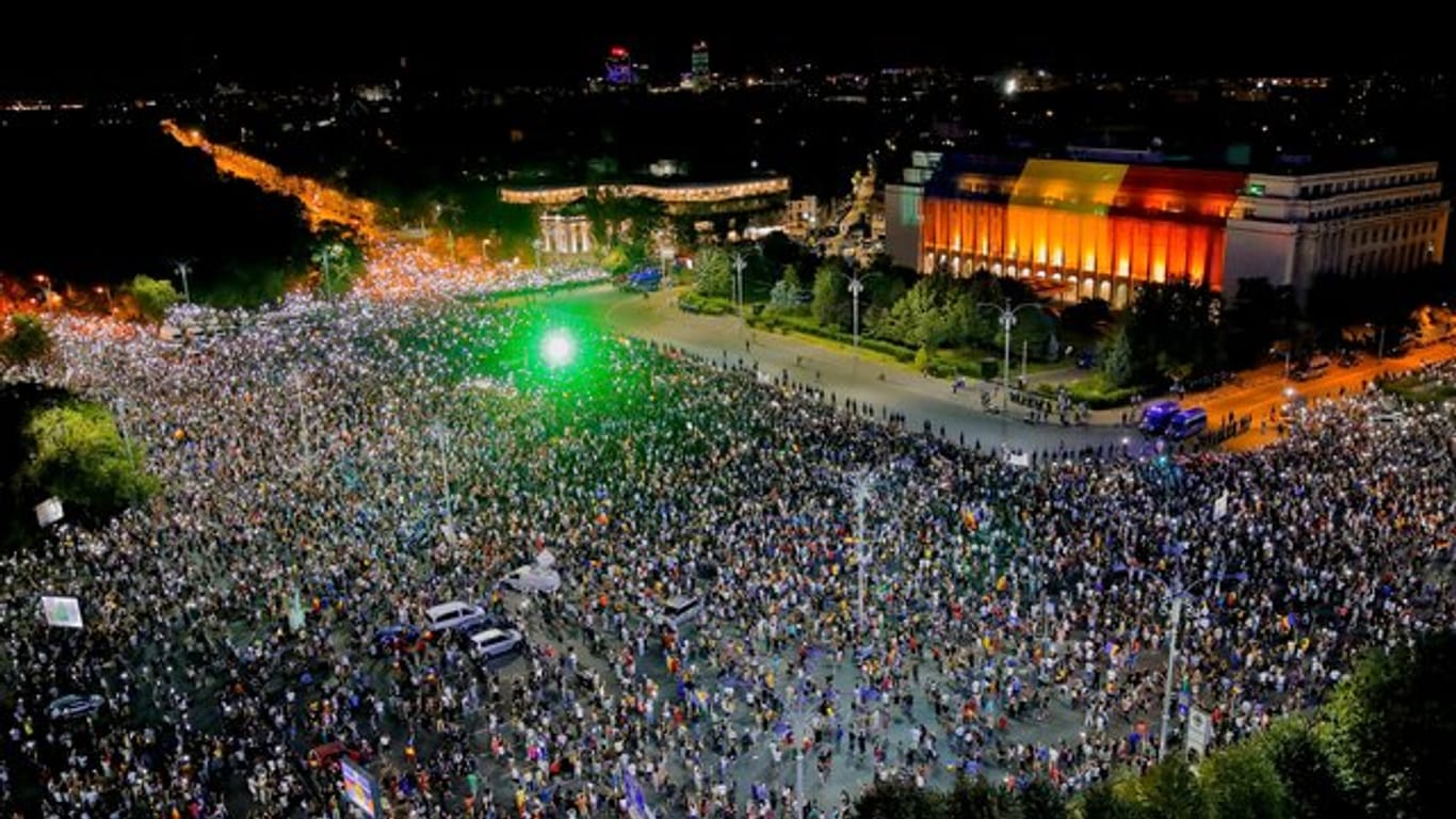 Erneut hatten sich Tausende Menschen vor dem Regierungssitz in Bukarest versammelt.