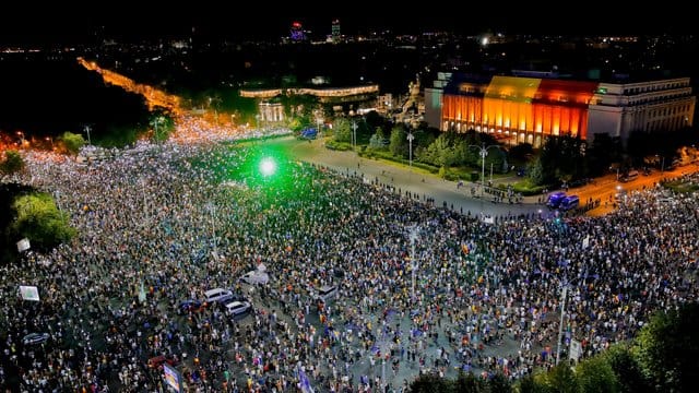 Erneut hatten sich Tausende Menschen vor dem Regierungssitz in Bukarest versammelt. Erneut hatten sich Tausende Menschen vor dem Regierungssitz in Bukarest versammelt.