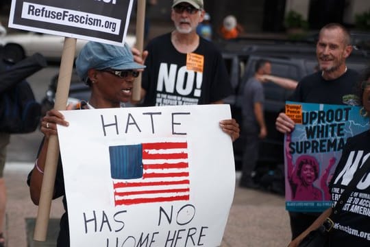 Demonstranten protestieren gegen einen rechten Aufmarsch am Jahrestag der tödlichen Proteste in Charlottesville.
