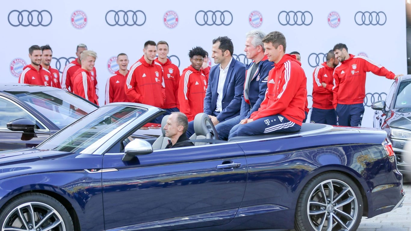 (von links) Hasan Salihamidzic, Jupp Heynckes und Thomas Müller bei einem Sponsoren-Termin für Audi.
