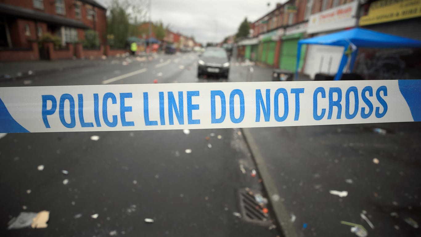Der Tatort am Morgen danach: Im Stadtteil Moss Side wurden in der Nacht zu Sonntag zehn Menschen zum Teil schwer durch Schüsse verletzt.