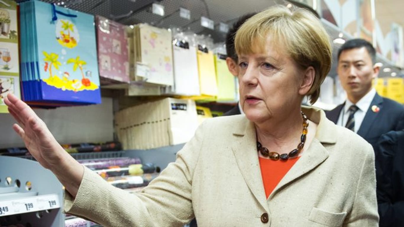 Bundeskanzlerin Angela Merkel 2014 beim Einkaufen in einem Supermarkt.