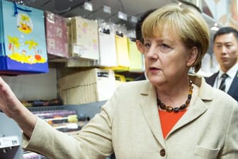Bundeskanzlerin Angela Merkel 2014 beim Einkaufen in einem Supermarkt.