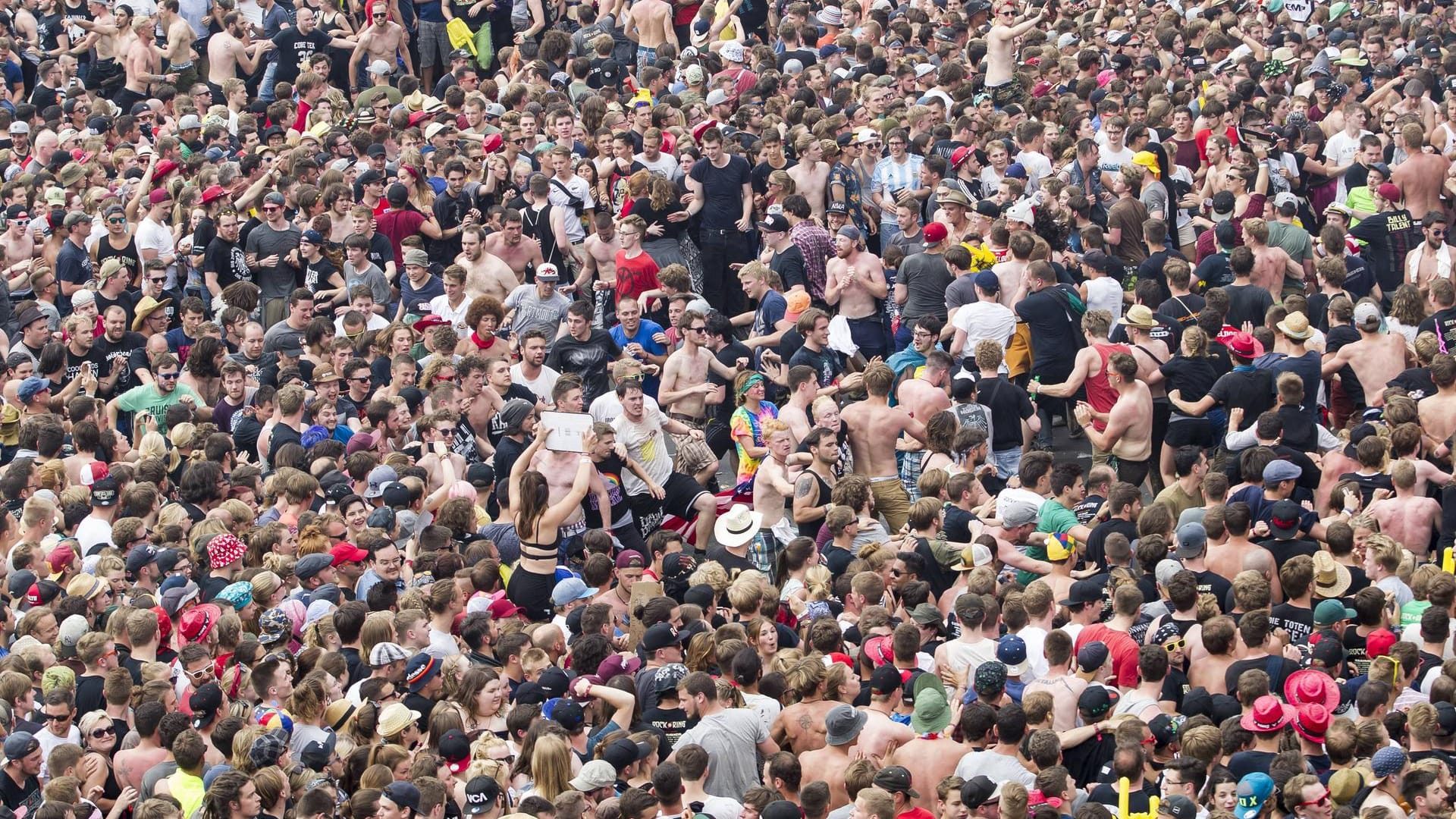Pogo auf einem Musikfestival. In Bayern eskalierte die Situation vor einem solchen Tanz völlig. Nun muss die Polizei klären, wie es dazu kam. Pogo auf einem Musikfestival. In Bayern eskalierte die Situation vor einem solchen Tanz völlig. Nun muss die Polizei klären, wie es dazu kam.