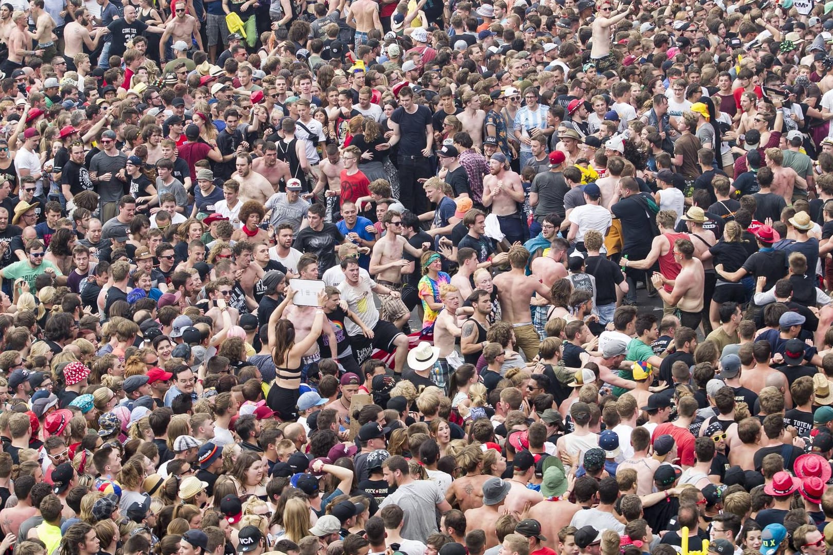Pogo auf einem Musikfestival. In Bayern eskalierte die Situation vor einem solchen Tanz völlig. Nun muss die Polizei klären, wie es dazu kam.