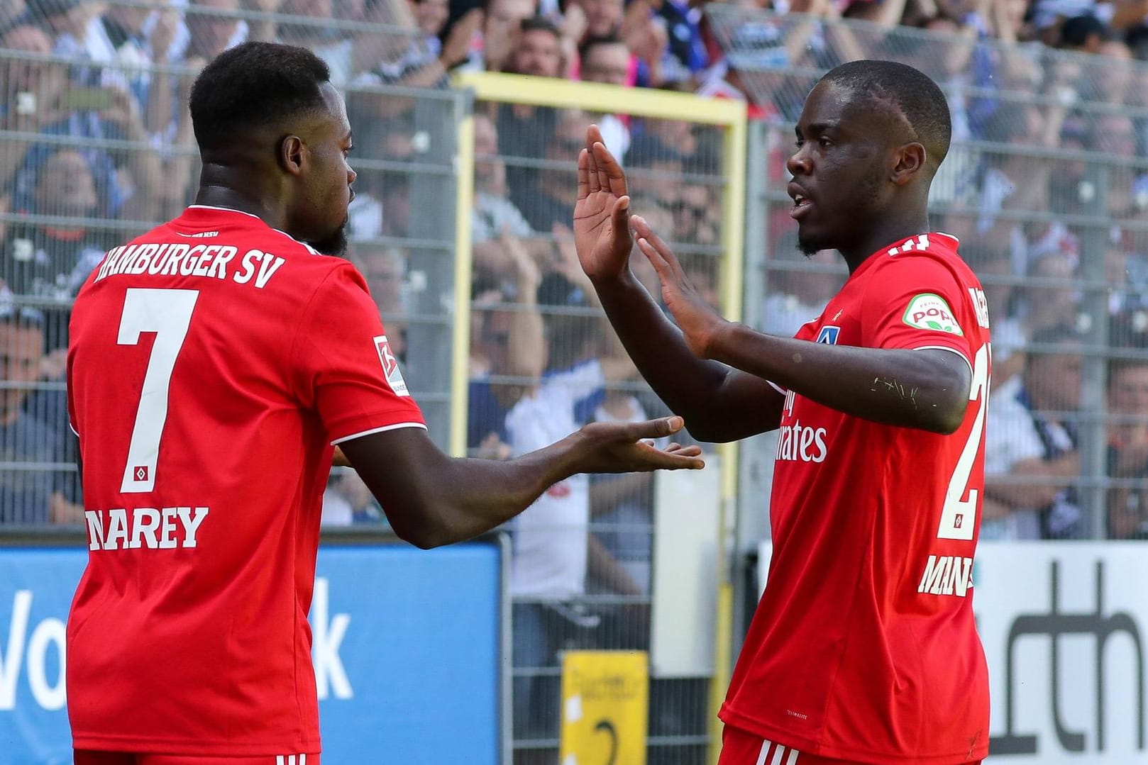 Gute Laune bei den HSV-Spielern: Khaled Narey (links) und Orel Mangala bejubeln den Sieg gegen Sandhausen.