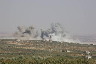 Die Region Idlib, Syrien. Bei einer Explosion eines Waffenlagers sind dutzende Menschen verletzt worden.