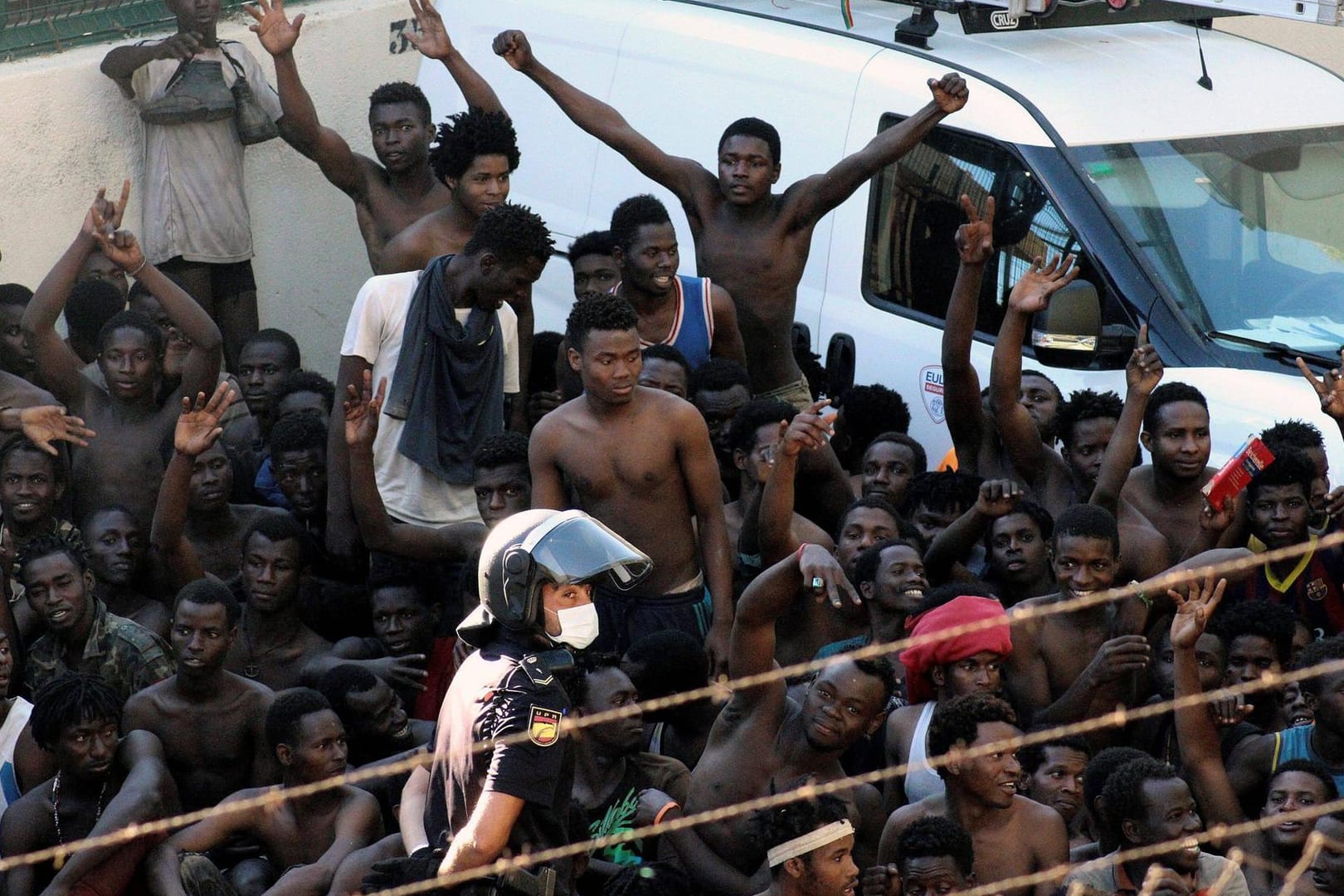 Flüchtlinge in der spanischen Exklave Ceuta: Von Marokkos-Küste aus wollen viele Migranten nach Spanien oder nach Ceuta. Die Regierung bringt die Menschen jetzt ins Landesinnere.