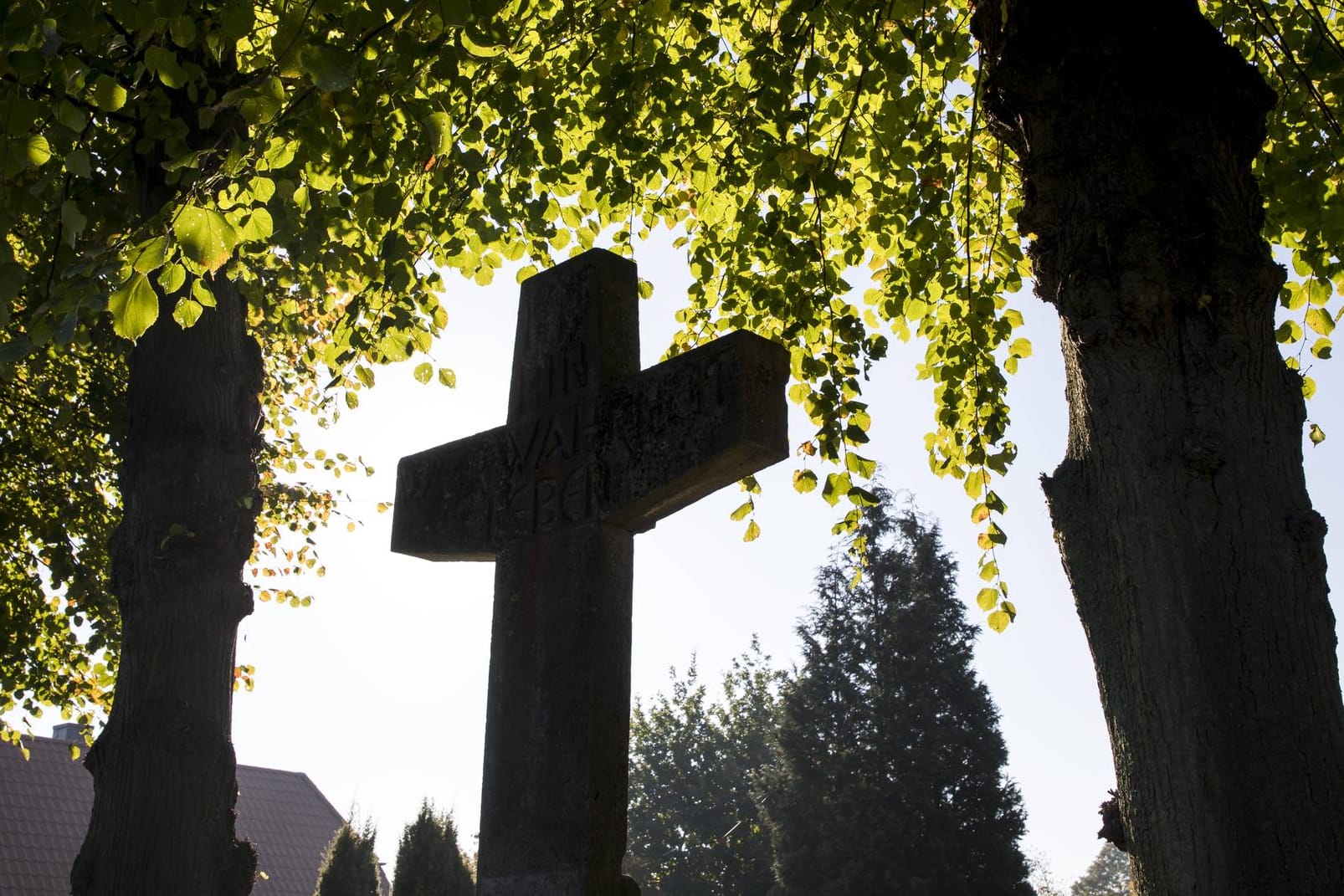 Ein großes Grabkreuz: In München ist eine Leiche nahe eines Friedhofs gefunden worden. Die Polizei geht von einem Verbrechen aus.