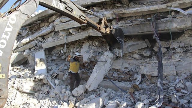 Einsatzkräfte sind am Ort der Explosion.