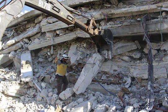 Einsatzkräfte sind am Ort der Explosion.
