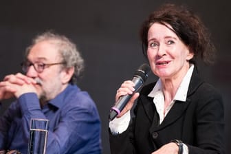 Die neue Ruhrtriennale-Intendantin Stefanie Carp (r) und ihr "Artiste associé" Christoph Marthaler in Essen.