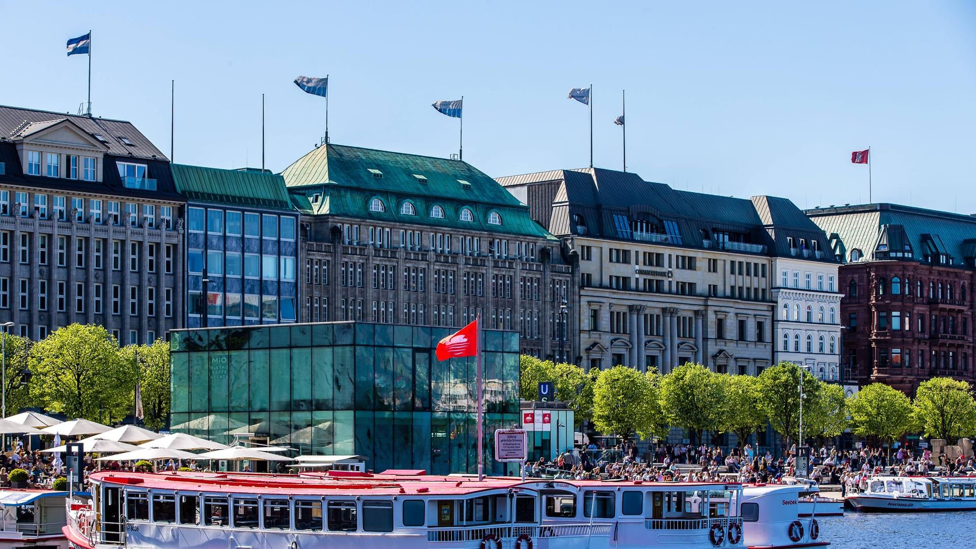 Der Jungfernstieg mit Blick auf die Innenstadt. Ein 14 Jahre altes Mädchen wurde hier am hellichten Tag angeblich vergewaltigt. Die Polizei konnte den mutmaßlichen Täter festnehmen.