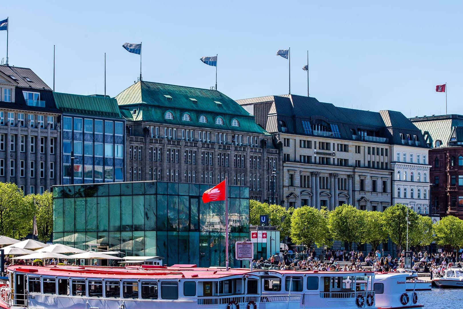 Der Jungfernstieg mit Blick auf die Innenstadt. Ein 14 Jahre altes Mädchen wurde hier am hellichten Tag angeblich vergewaltigt. Die Polizei konnte den mutmaßlichen Täter festnehmen.