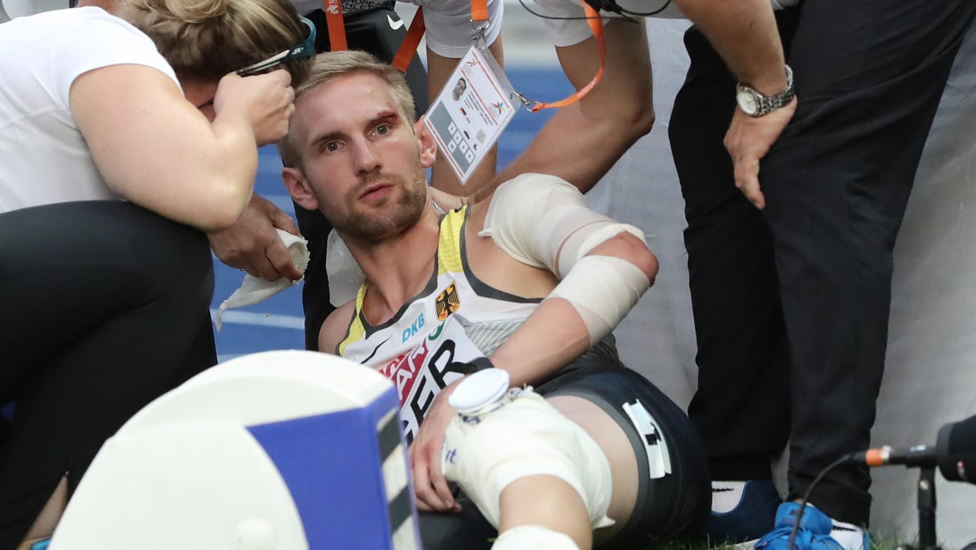 Leichtathletik-EM: Lucas Jakubczyk aus Deutschland wird behandelt. Er war während der 4 x 100 m Staffel gestürzt.