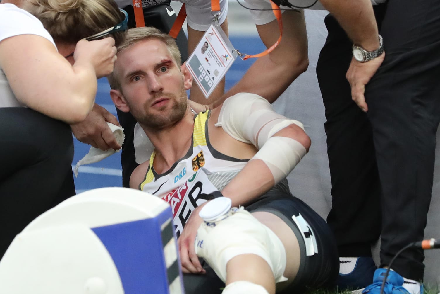 Leichtathletik-EM: Lucas Jakubczyk aus Deutschland wird behandelt. Er war während der 4 x 100 m Staffel gestürzt.