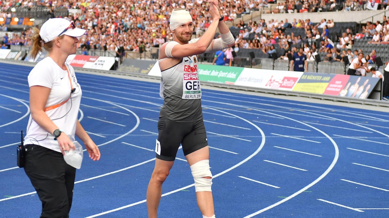 Leichtathletik-EM: Der verletzte Lucas Jakubczyk aus Deutschland verlässt nach seinem Sturz bandagiert das Stadion.