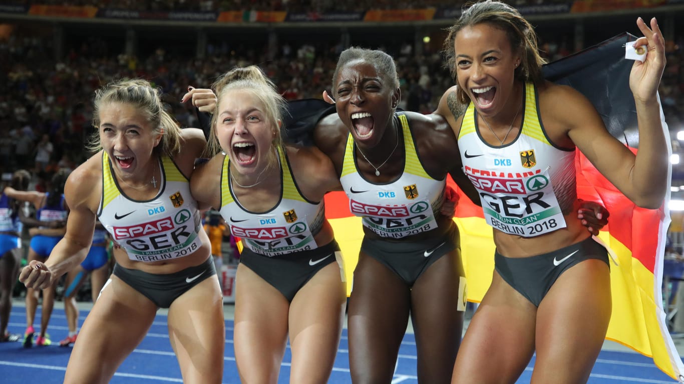 Die deutsche Frauenstaffel freut sich über Edelmetall: Die Athletinnen haben bei der Leichtathletik-EM in Berlin über 4x100-Meter die Bronzemedaille erobert.