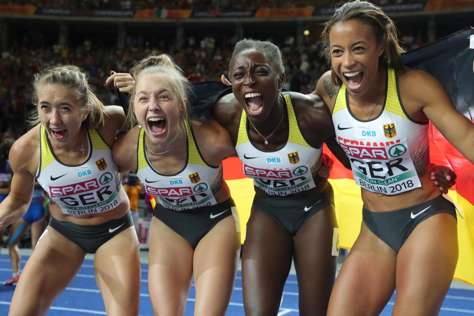 Die deutsche Frauenstaffel freut sich über Edelmetall: Die Athletinnen haben bei der Leichtathletik-EM in Berlin über 4x100-Meter die Bronzemedaille erobert.