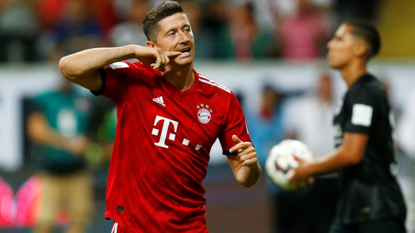 Gute Laune: Bayerns Robert Lewandowski nach seinem dritten Treffer gegen Frankfurt.