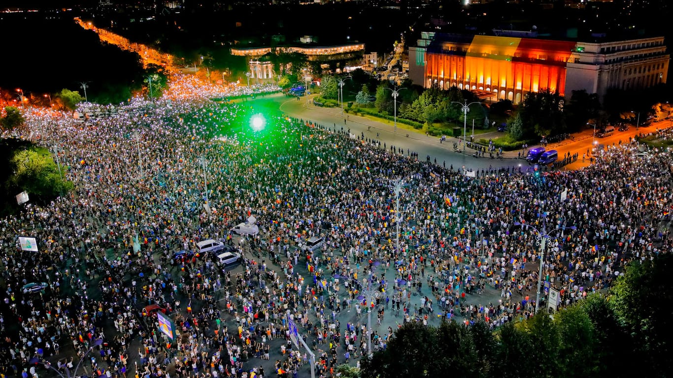 Menschen versammeln sich am zweiten Tag ihrer Proteste vor dem Regierungssitz in Bukarest: In Rumäniens Hauptstadt gab aufgrund von Protesten mindestens 33 Festnahmen.
