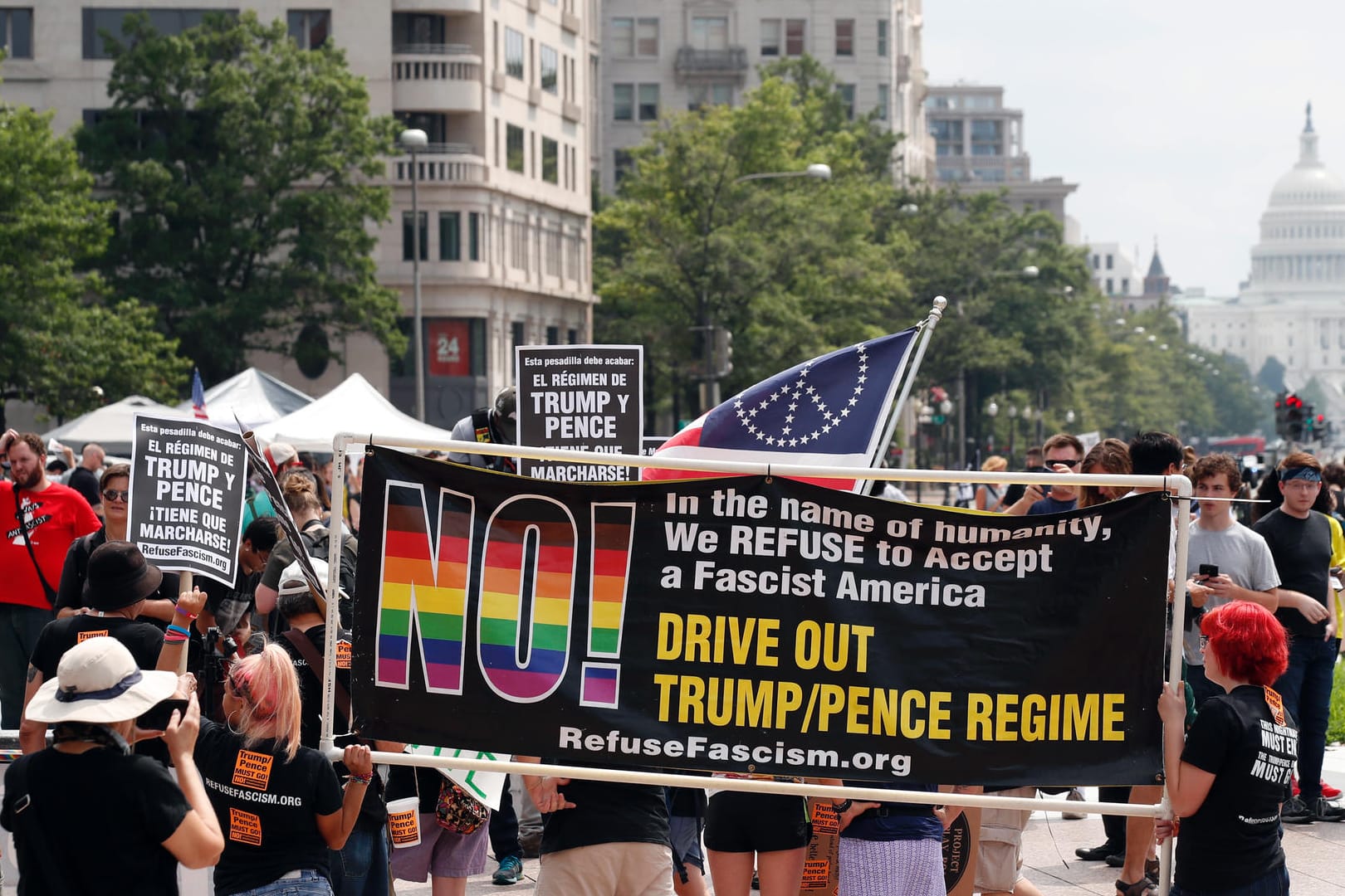 Demonstranten in Washington: Auf Transparenten war zu "Stoppt rassistische Angriffe" und "Leistet Widerstand gegen die Rechten" zu lesen.