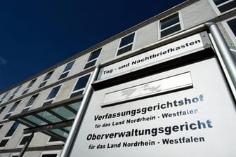 Das Gebäude des nordrhein-westfälischen Oberverwaltungsgerichts und Verfassungsgerichtshofes: Im Fall Sami A. nimmt der juristische Streit kein Ende.