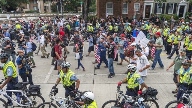 Weiße Nationalisten tragen US-Nationalflaggen und marschieren zum Lafayette Square in Washington.