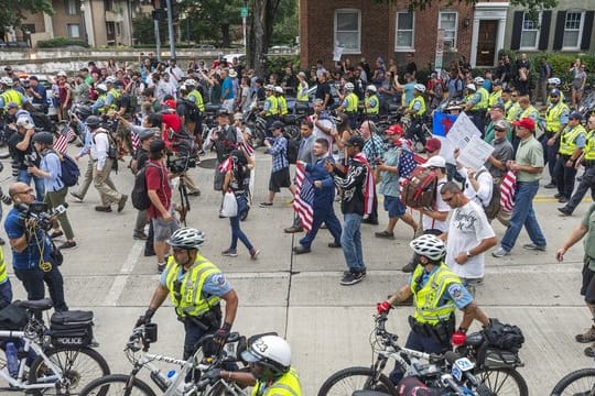 Weiße Nationalisten tragen US-Nationalflaggen und marschieren zum Lafayette Square in Washington.