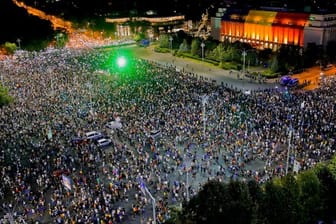 Menschen versammeln sich zu Protesten vor dem Regierungssitz in Bukarest.