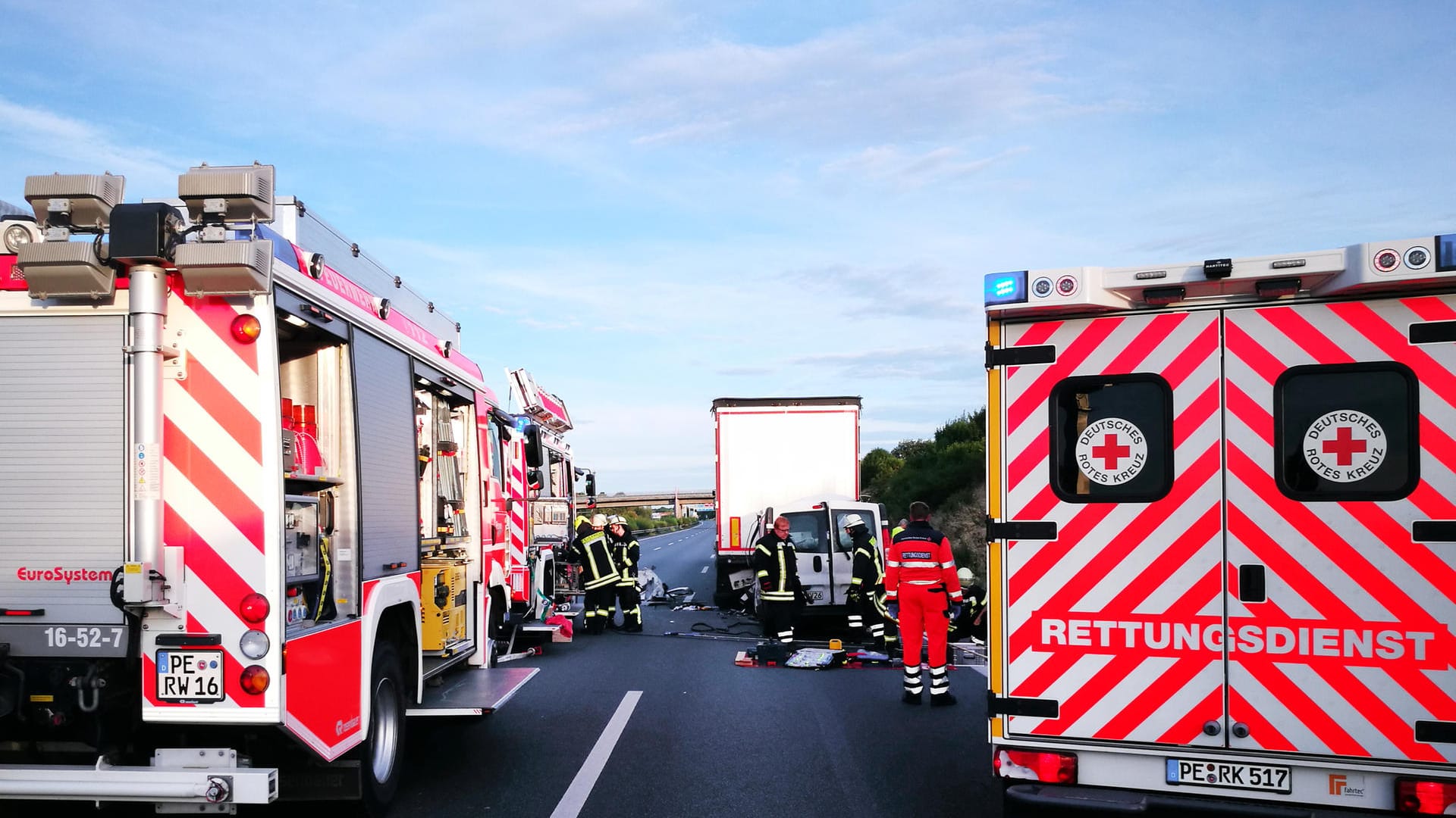 Rettungswagen an der Unfallstelle: Bei schweren Unfällen sind auf der A2 drei Menschen gestorben. Rettungswagen an der Unfallstelle: Bei schweren Unfällen sind auf der A2 drei Menschen gestorben.