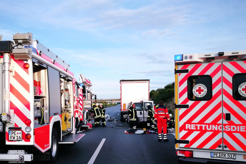 Rettungswagen an der Unfallstelle: Bei schweren Unfällen sind auf der A2 drei Menschen gestorben.