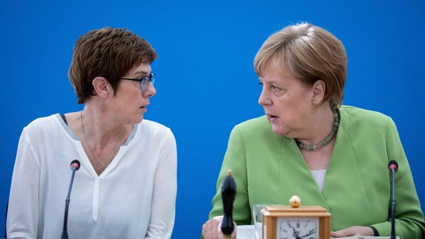 Bundeskanzlerin Angela Merkel und Annegret Kramp-Karrenbauer während einer Sitzung des CDU-Vorstands.