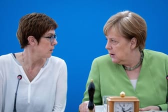 Bundeskanzlerin Angela Merkel und Annegret Kramp-Karrenbauer während einer Sitzung des CDU-Vorstands.