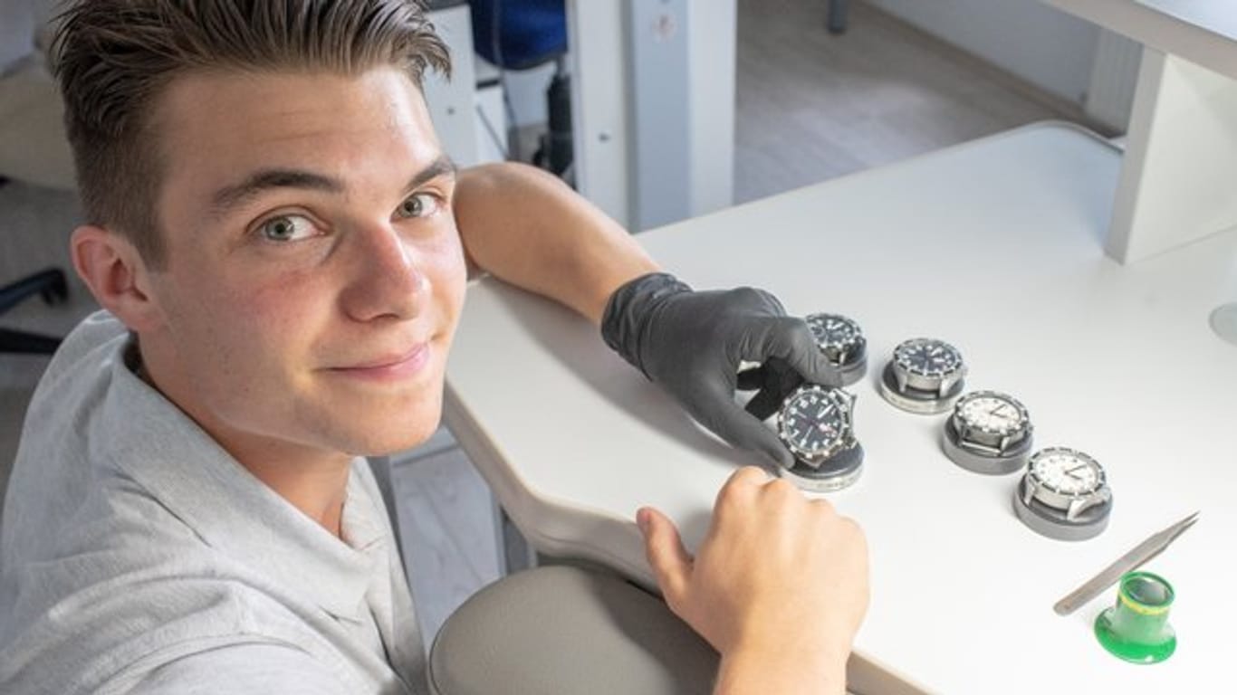 Jonas Küblbeck absolviert eine Ausbildung zum Uhrmacher bei der Firma Damasko in Regensburg.