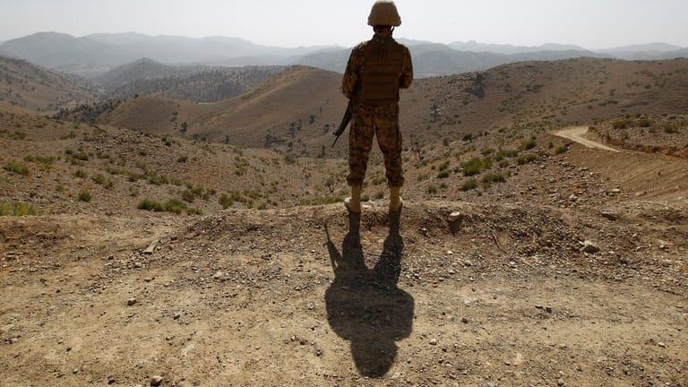 Ein Soldat steht Wache in der Region an der Grenze zu Pakistan: Im Osten Afghanistans werden rund 100 Soldaten vermisst.