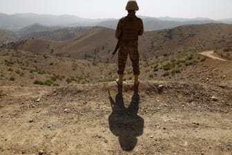 Ein Soldat steht Wache in der Region an der Grenze zu Pakistan: Im Osten Afghanistans werden rund 100 Soldaten vermisst.