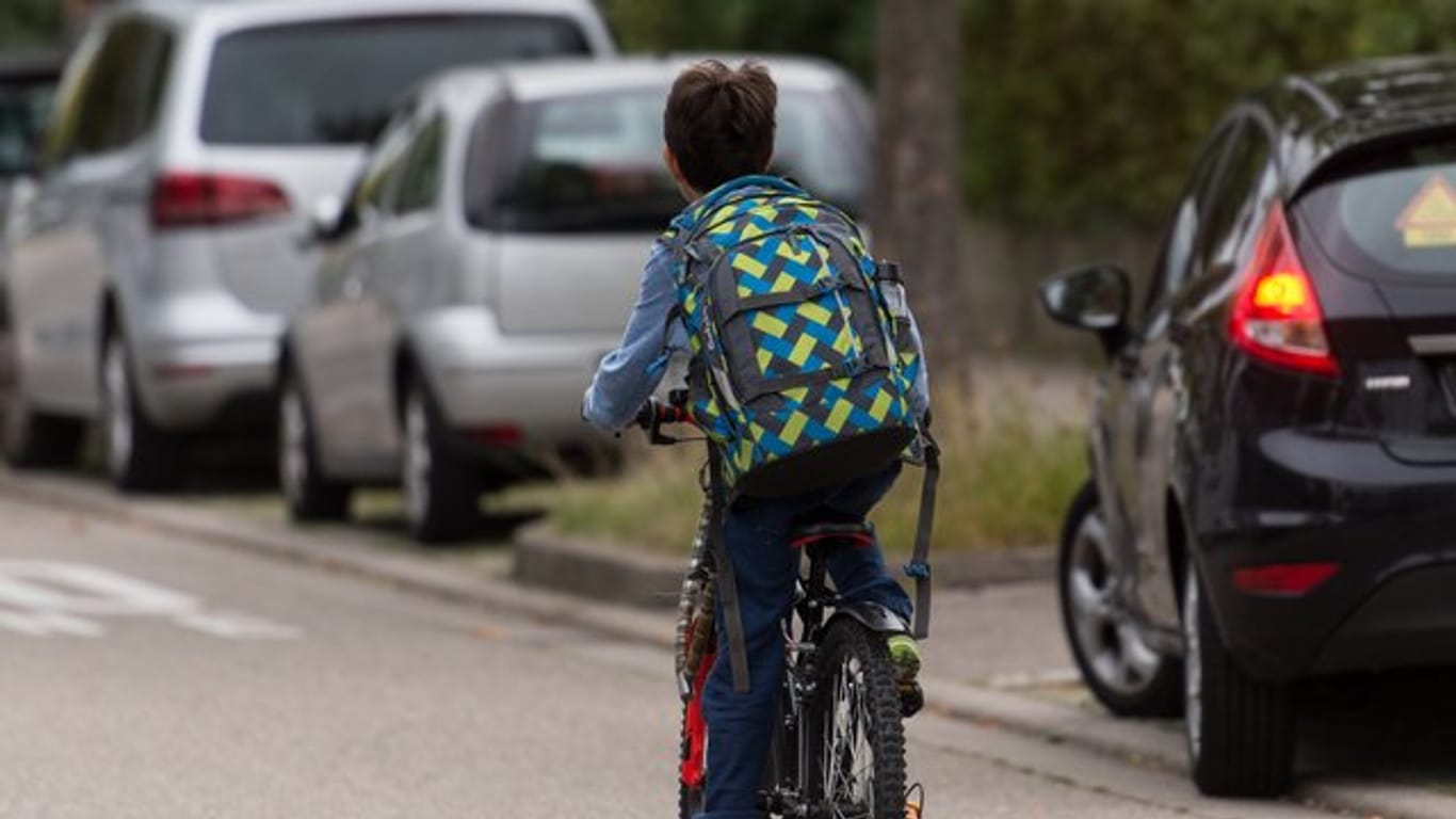 Kinder sollten mit dem Fahrrad erst allein zur Schule fahren, wenn sie ihre Radfahrausbildung bestanden haben.