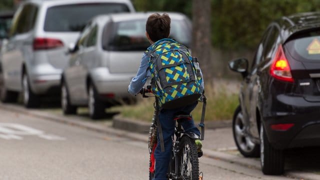 Kinder sollten mit dem Fahrrad erst allein zur Schule fahren, wenn sie ihre Radfahrausbildung bestanden haben. Kinder sollten mit dem Fahrrad erst allein zur Schule fahren, wenn sie ihre Radfahrausbildung bestanden haben.