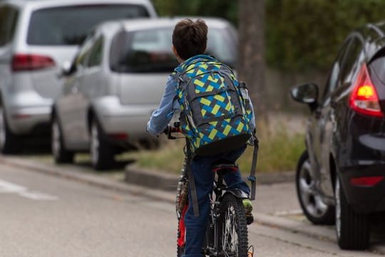 Kinder sollten mit dem Fahrrad erst allein zur Schule fahren, wenn sie ihre Radfahrausbildung bestanden haben.