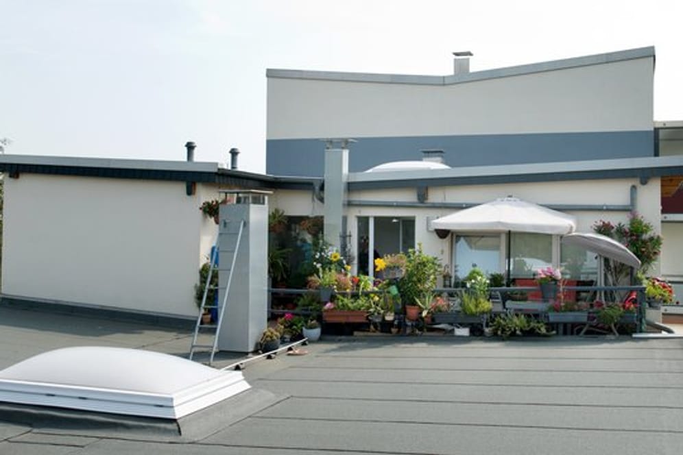 Für Eigentümer einer Wohnung mit Dachterrasse kann die Sanierung des Gebäudeteils teuer werden.