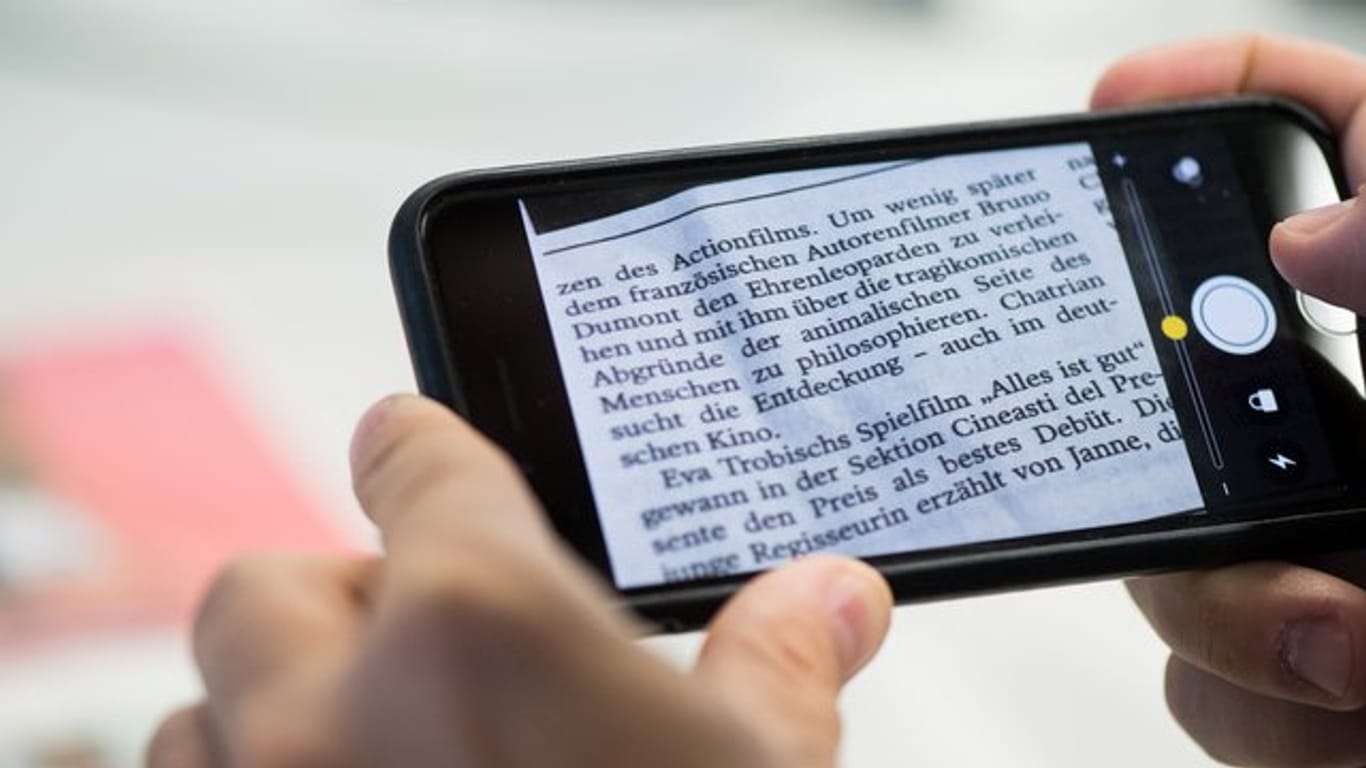 Text vergrößern am Smartphone: Ist die Schrift zu klein, kann die Lupenfunktion des iPhones helfen.