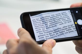 Text vergrößern am Smartphone: Ist die Schrift zu klein, kann die Lupenfunktion des iPhones helfen.