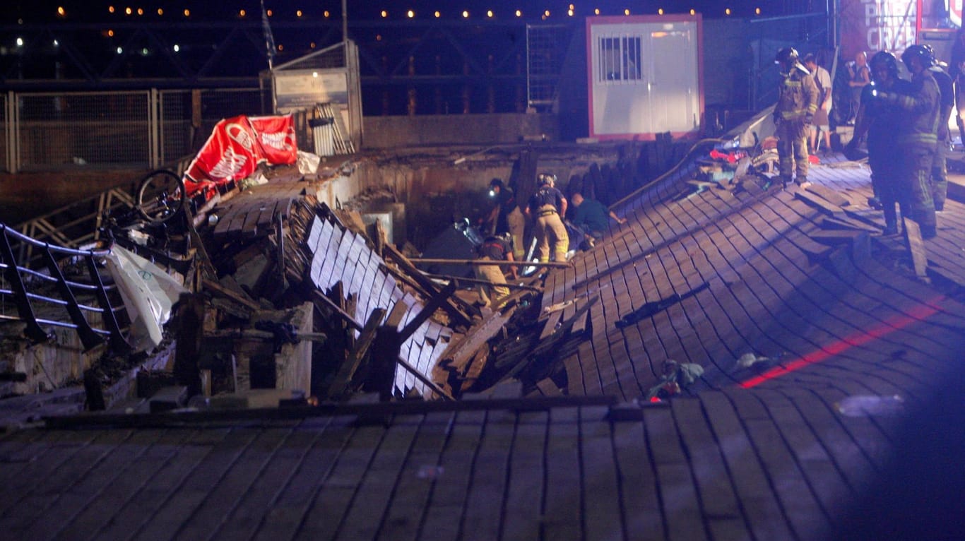 Notruf in Vigo: Feuerwehrleute ziehen Verletzte aus den Trümmern.
