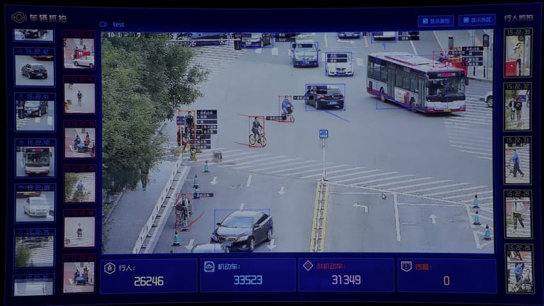 Überwachung auf chinesischen Straßen: Eine Software überwacht den Verkehr und identifiziert Details der Verkehrsteilnehmer.