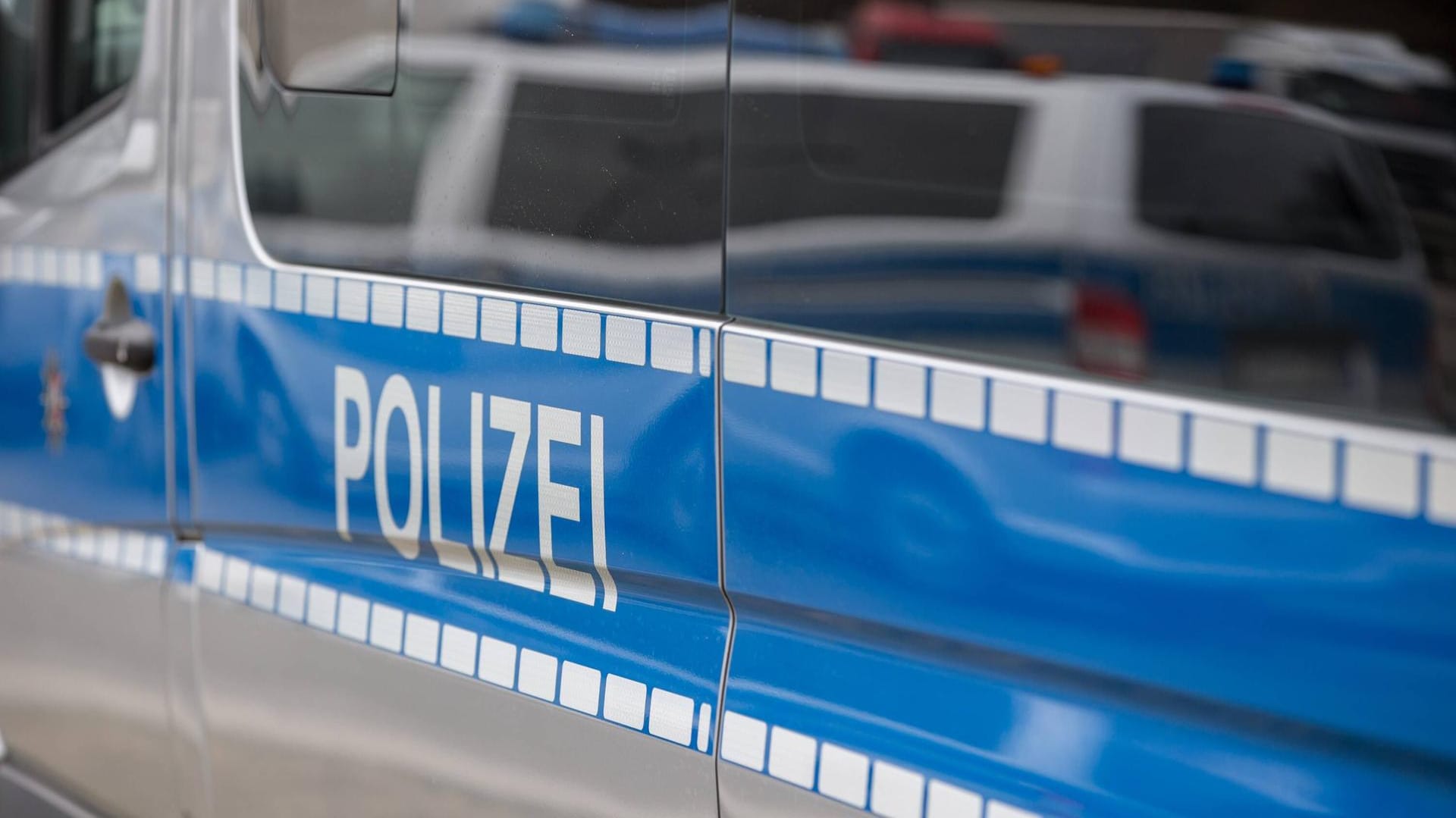 Ein Einsatzfahrzeug der Polizei: Bayrische Beamte wollen nun Jäger überprüfen, die in der Umgebung des Unglücks jagten. (Symbolbild) Ein Einsatzfahrzeug der Polizei: Bayrische Beamte wollen nun Jäger überprüfen, die in der Umgebung des Unglücks jagten. (Symbolbild)